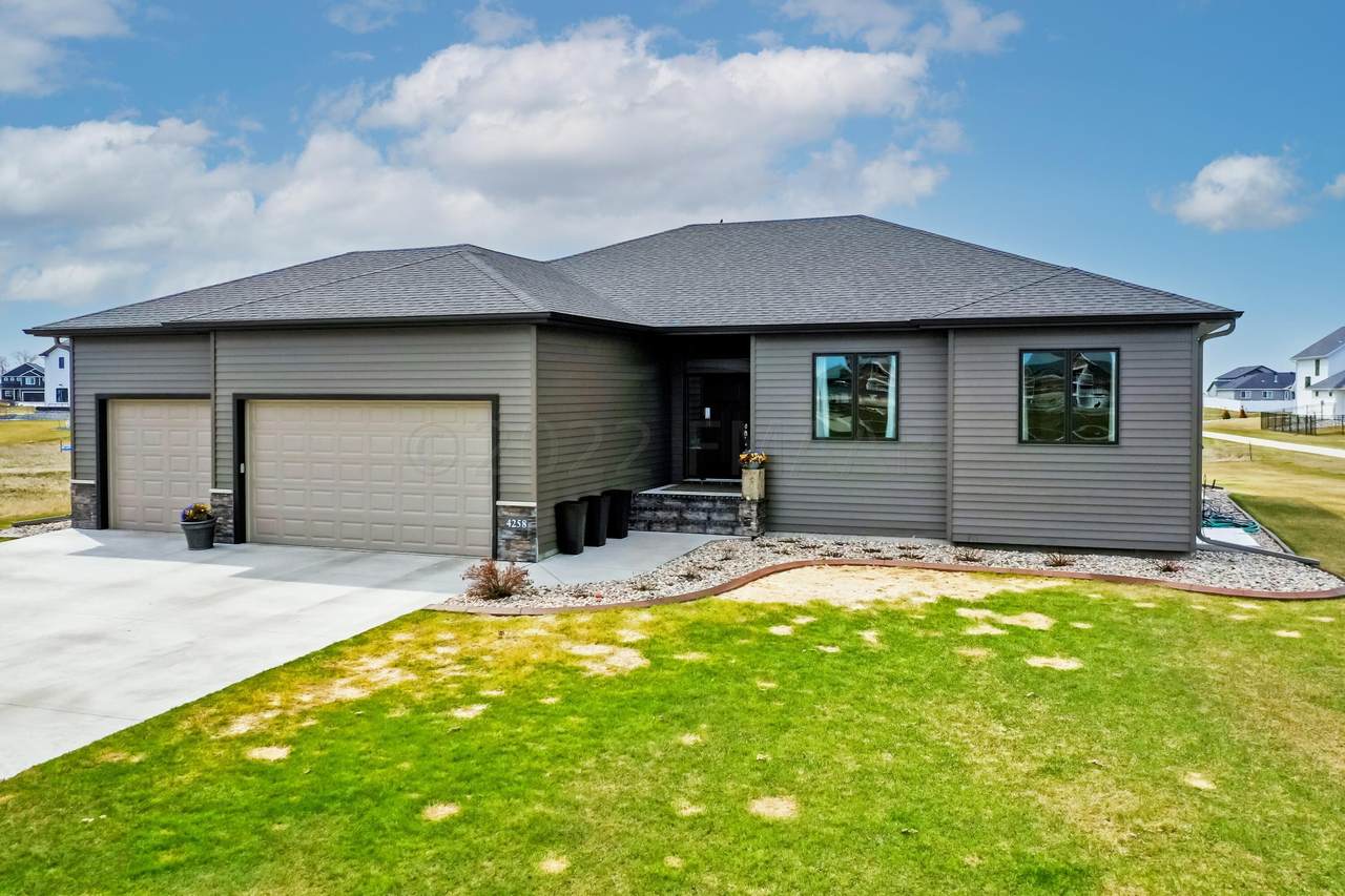 4258 54 Avenue - Photo 1