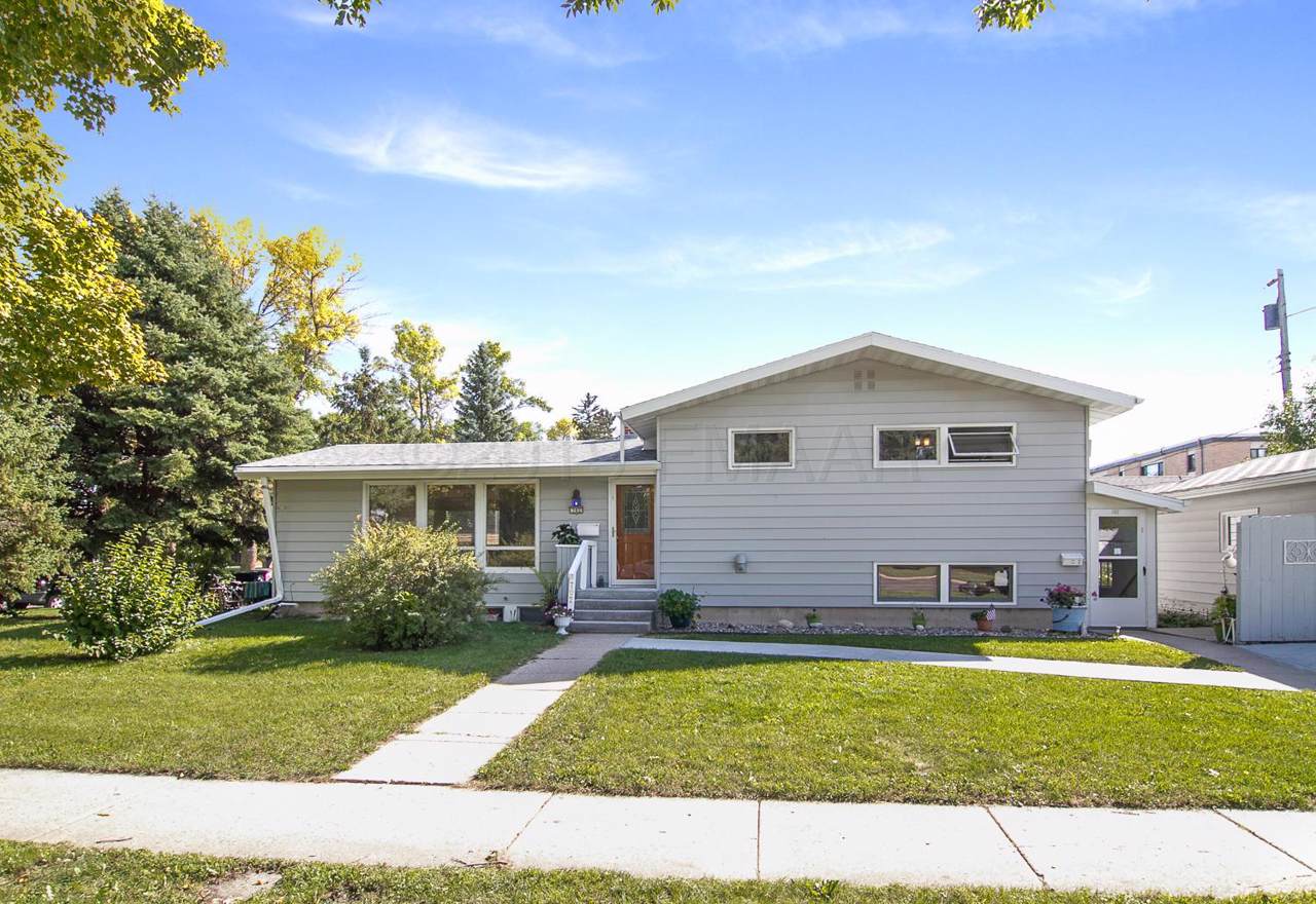 702 30 Avenue - Photo 1