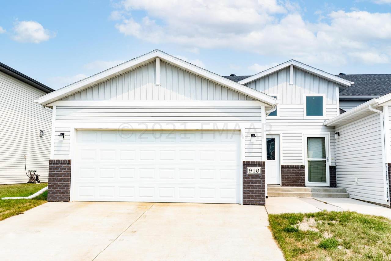 910 29TH Avenue - Photo 1