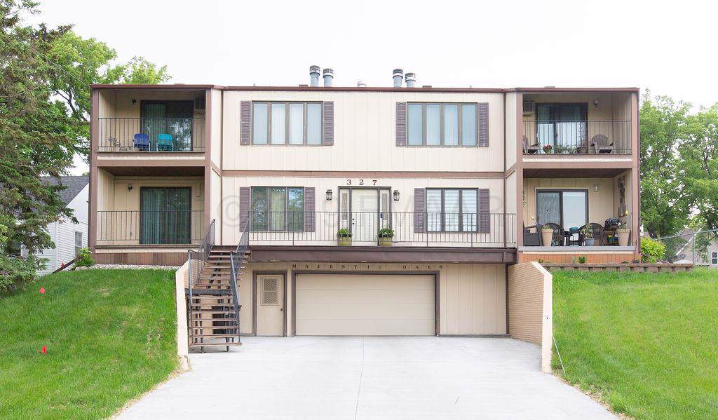 327 10 Avenue - Photo 1