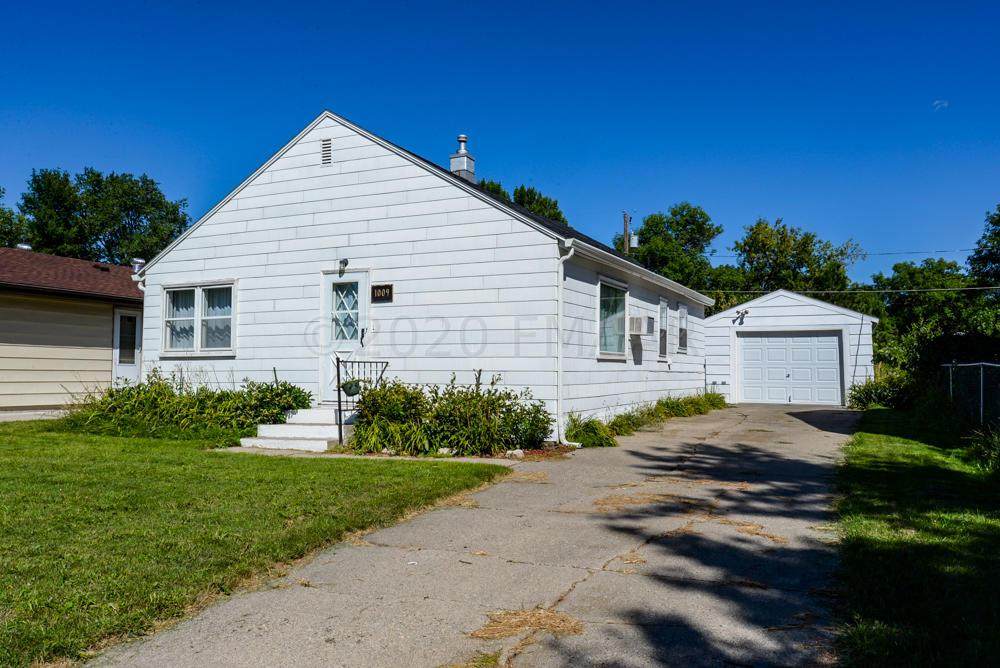 1009 29 Street - Photo 1