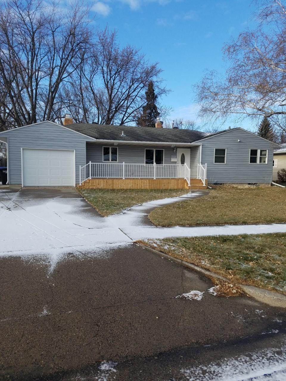 2824 Edgewood Drive - Photo 1