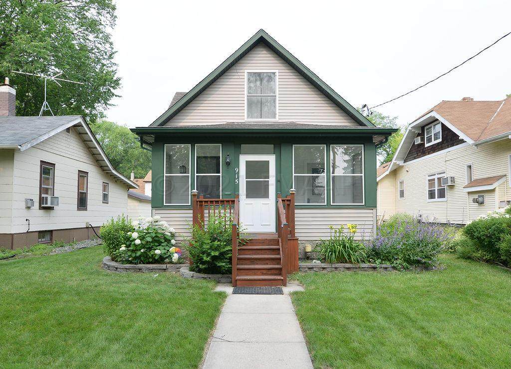 915 University Drive - Photo 1