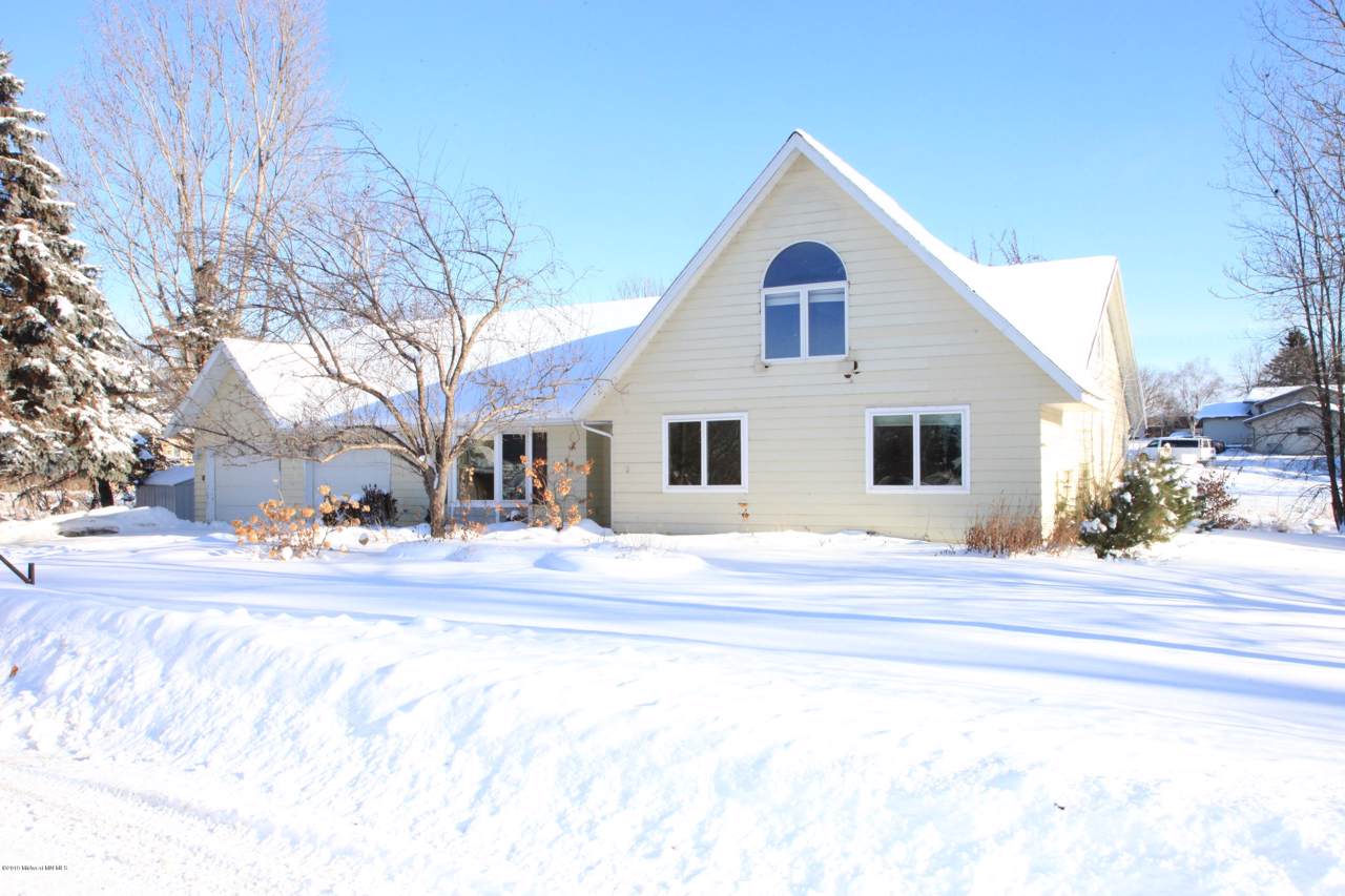 923 Pembina Trail - Photo 1