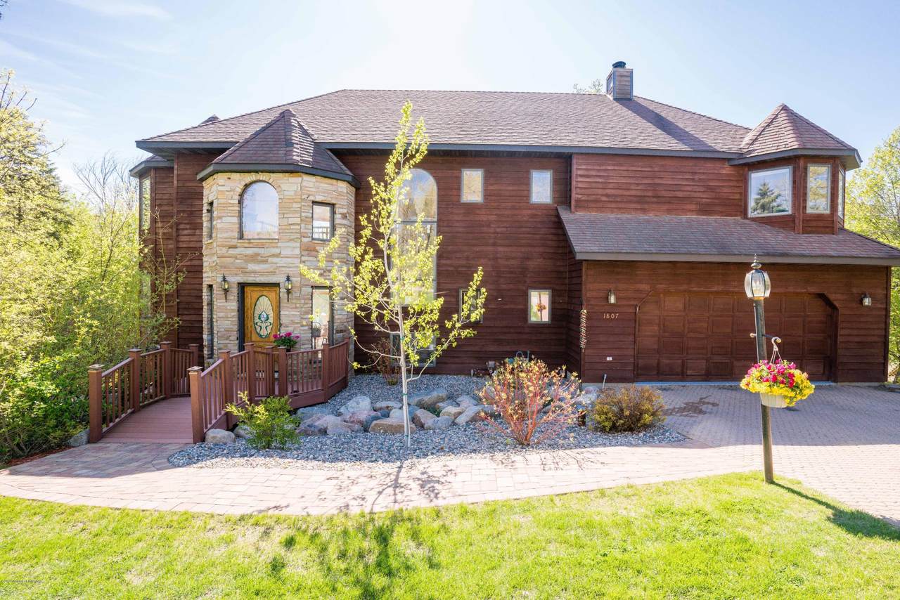 1807 Minnehuta Drive - Photo 1