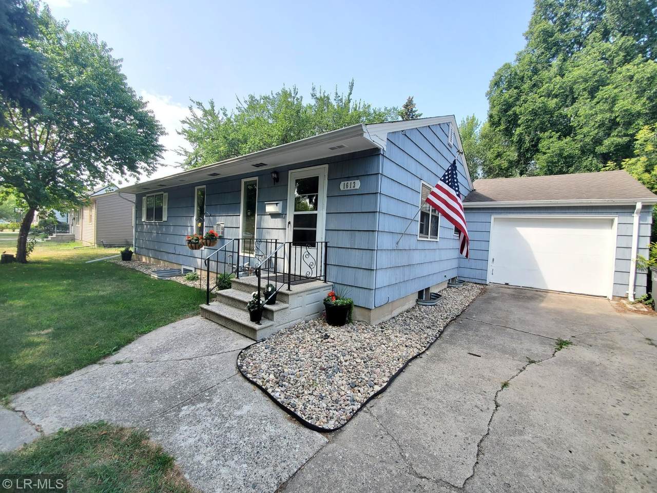1613 7th Street - Photo 1