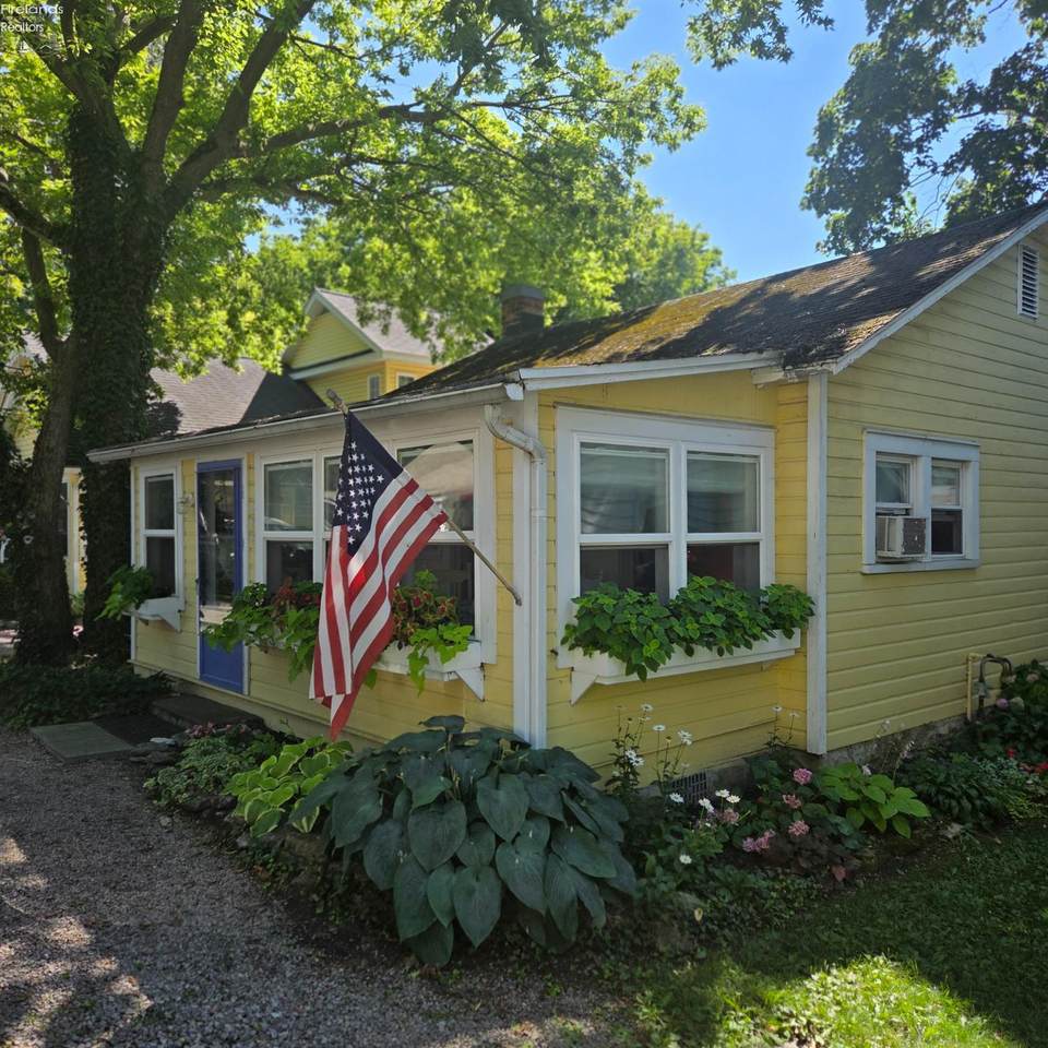 422 Oak Avenue - Photo 1