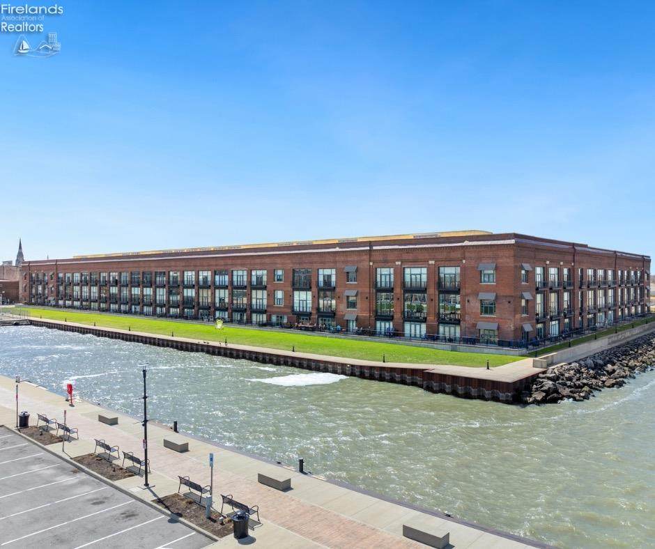 401 Shoreline - Photo 1