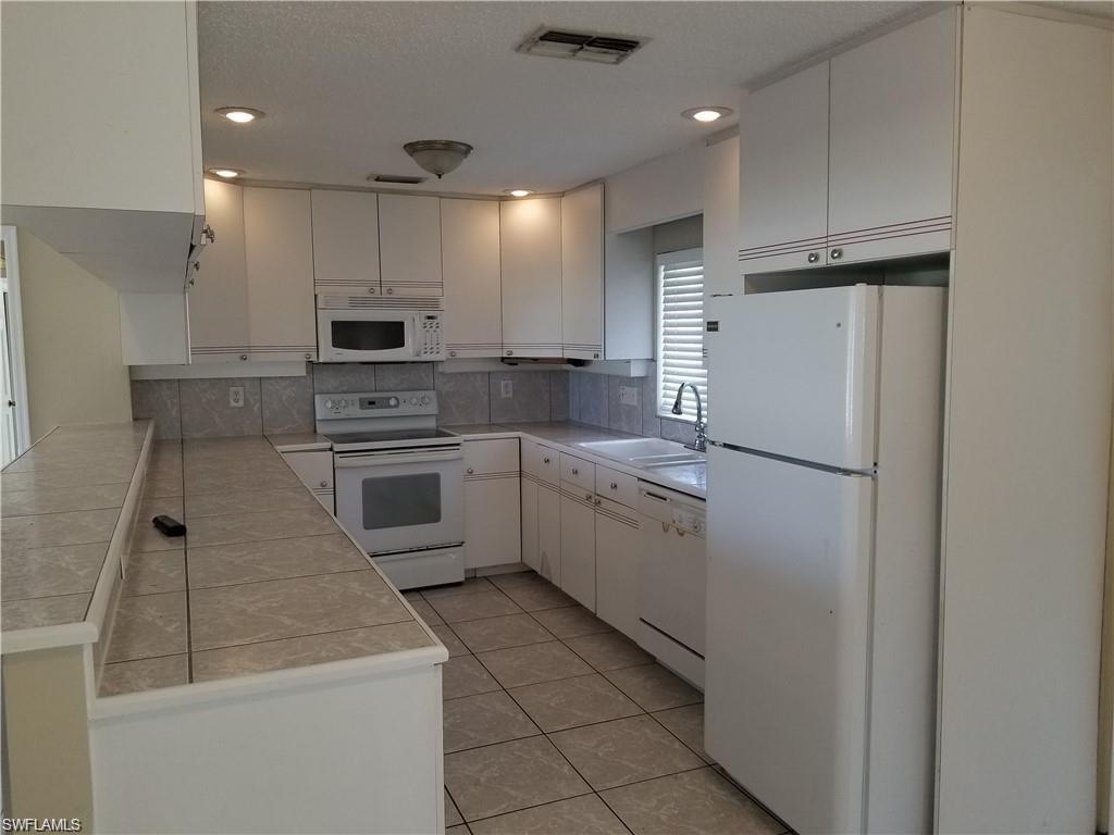 3345 10th Pl - Photo 1
