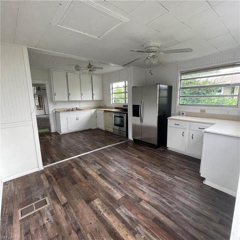 301 Avenue K - Photo 1