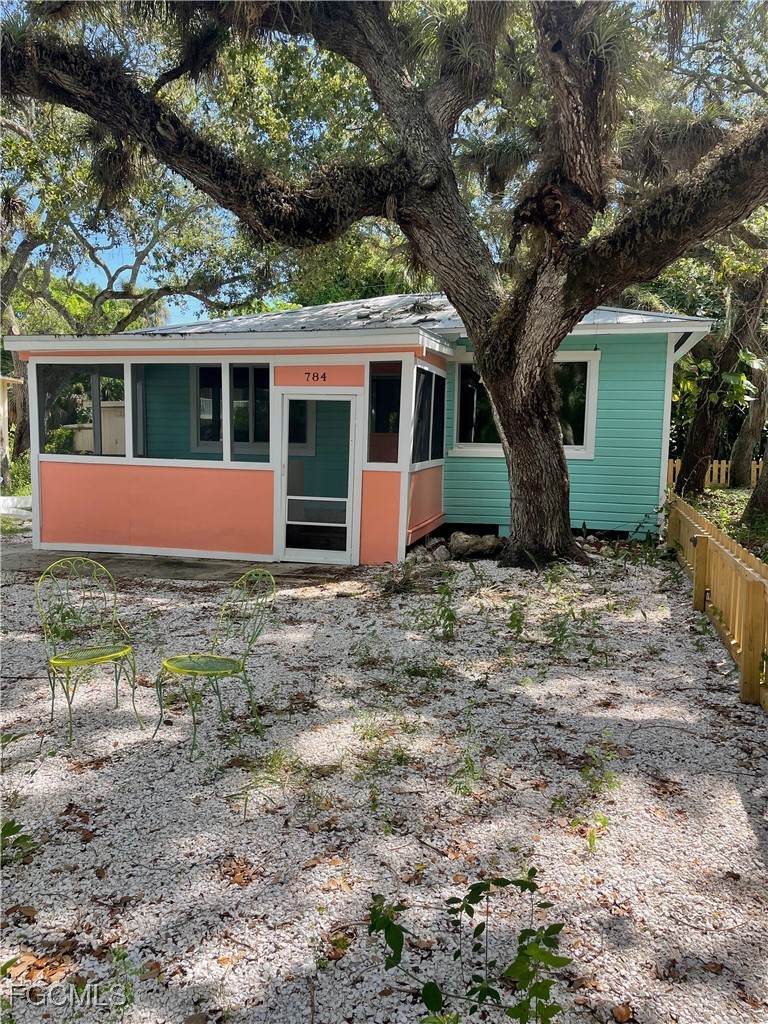 784 Oak Street - Photo 1