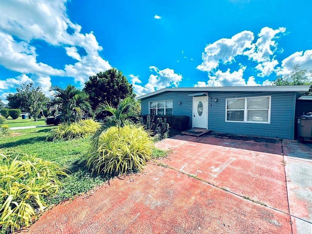 913 Hudson Avenue - Photo 1