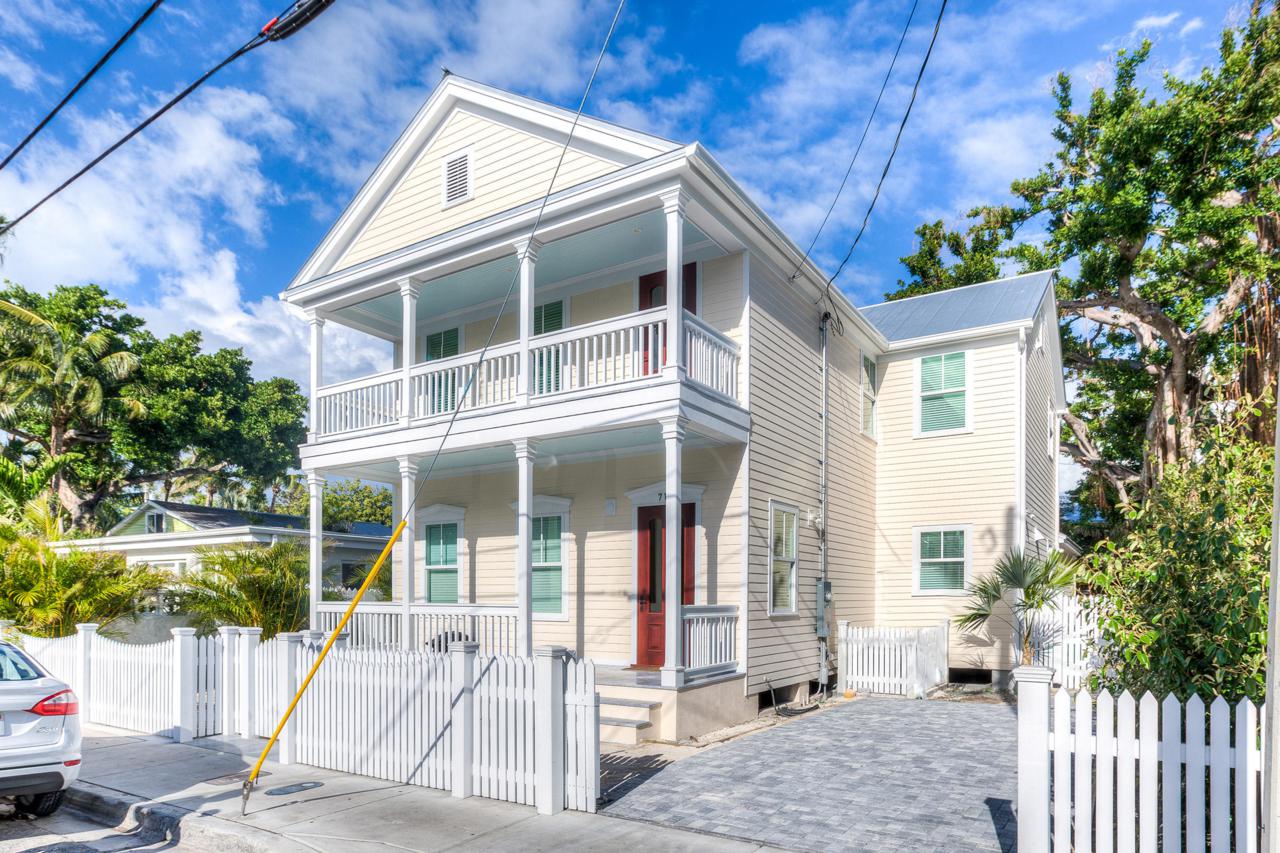 719 Thomas Street - Photo 1