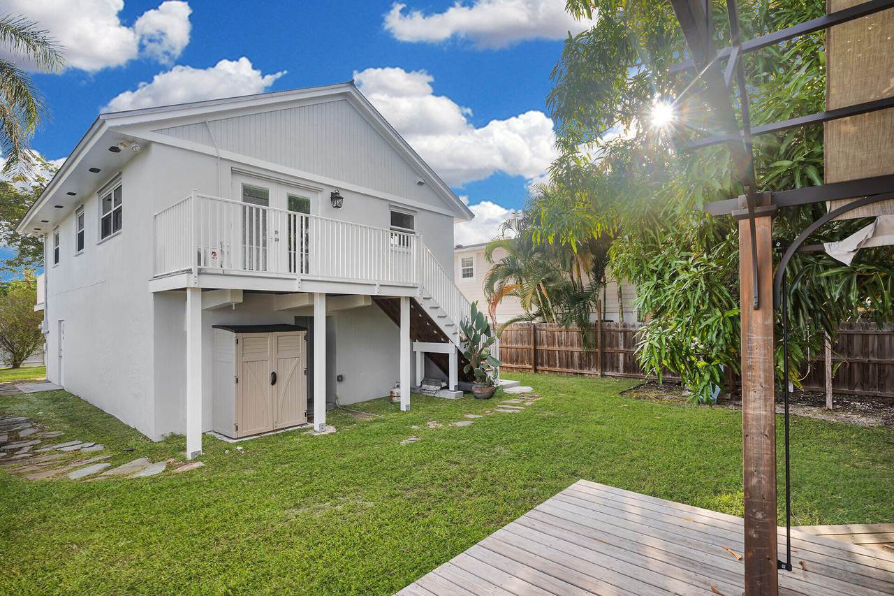 300 Avenue C - Photo 1