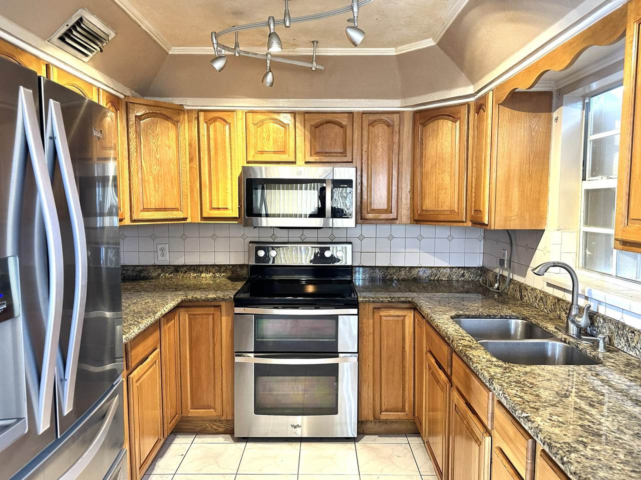 E14 11Th Avenue - Photo 1