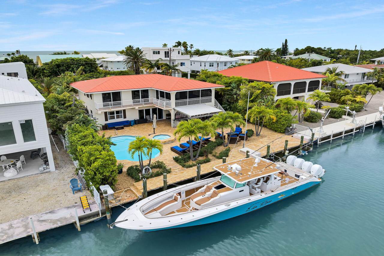 272 Seaview Drive - Photo 1