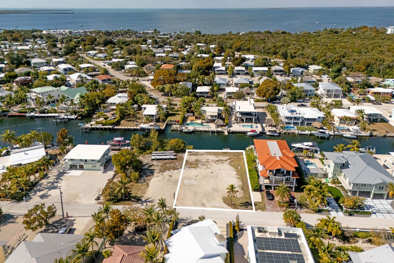613 Island Drive - Photo 1