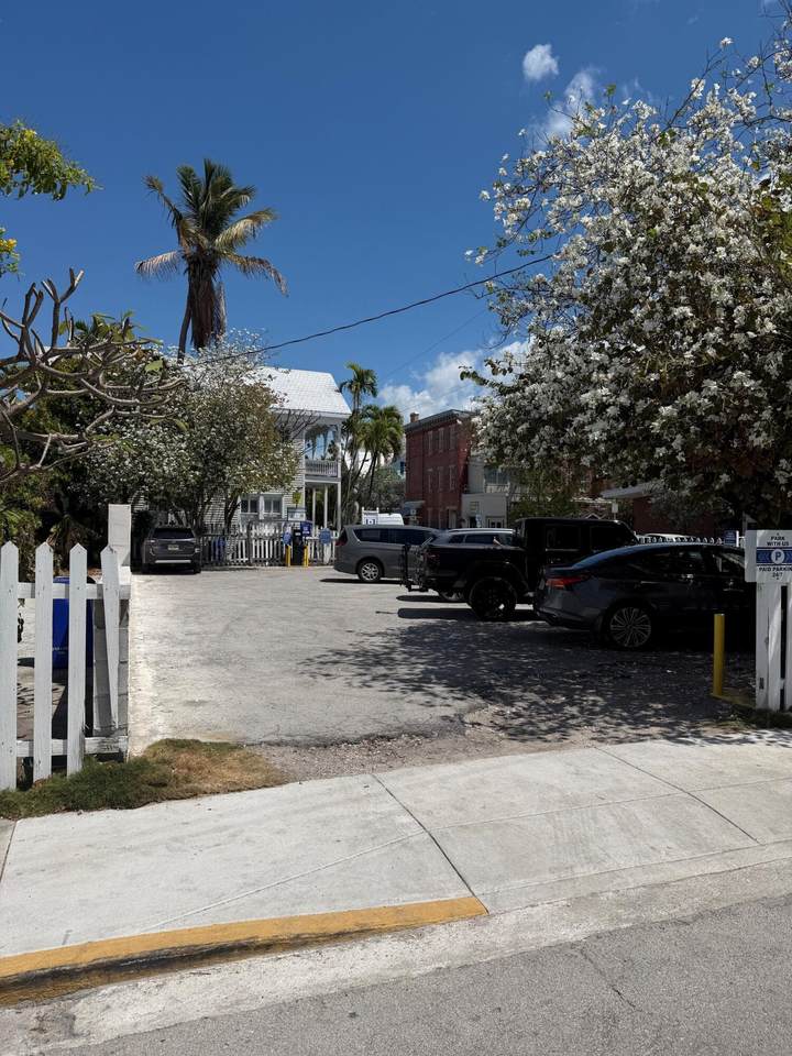 425 Bahama Street - Photo 1