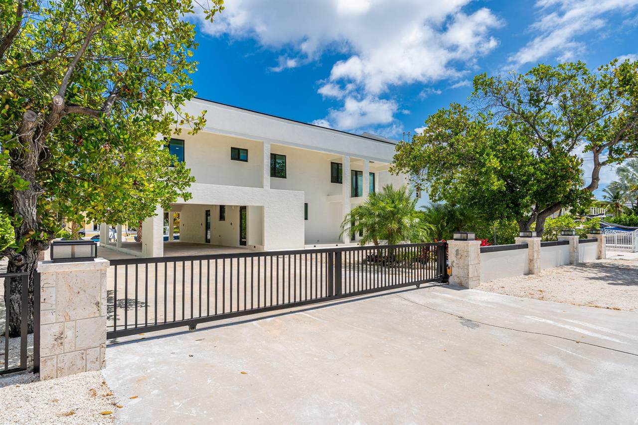 294 Saint Thomas Avenue - Photo 1