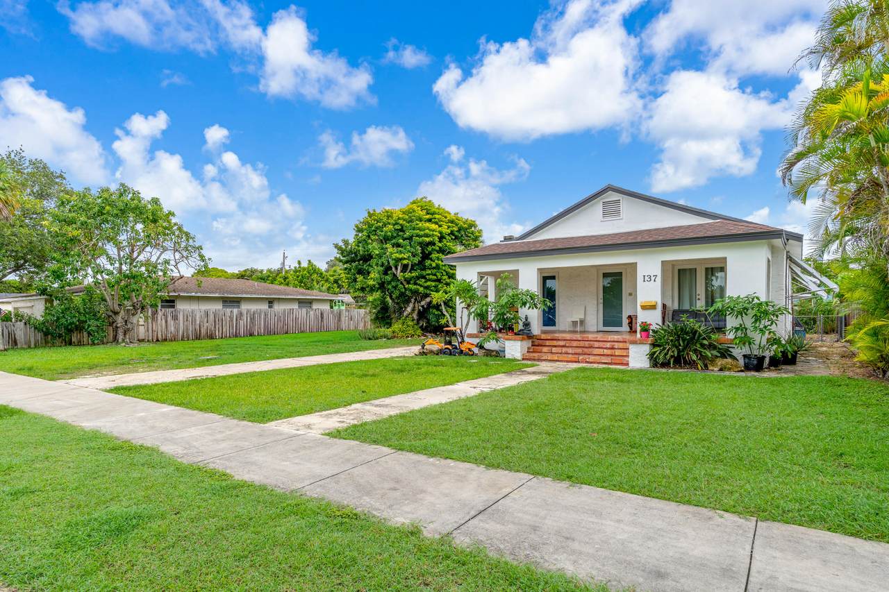 137 20th Street - Photo 1