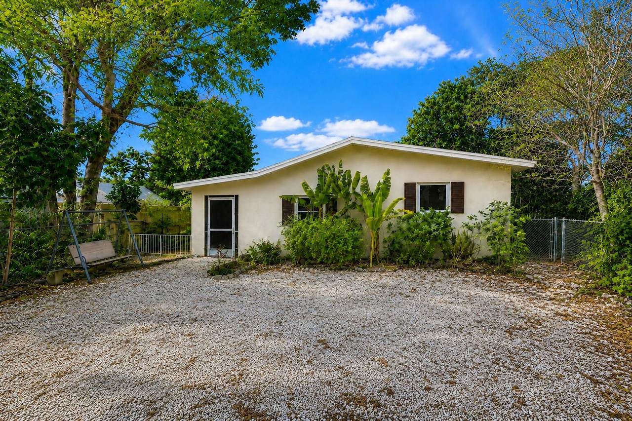 711 Sharon Place - Photo 1