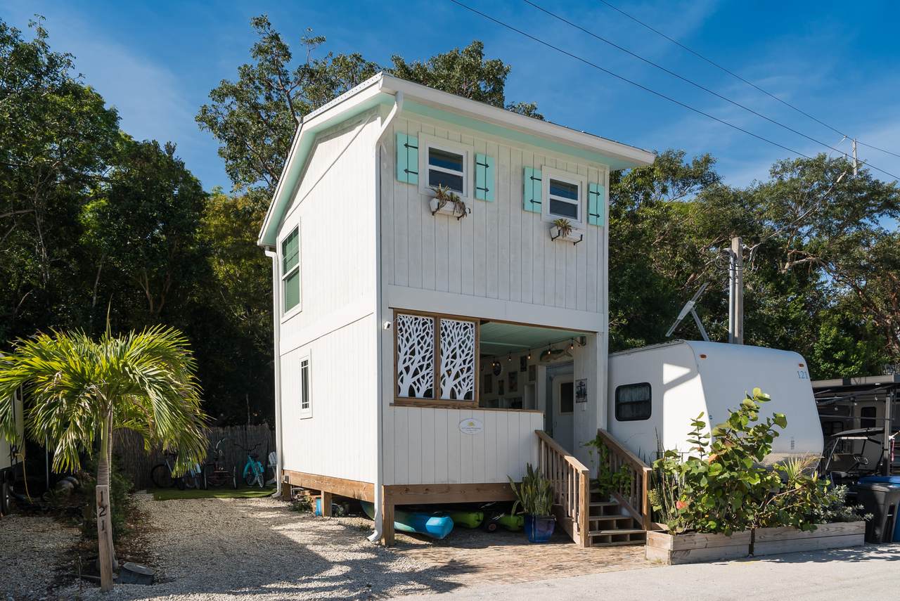 325 Calusa Street - Photo 1