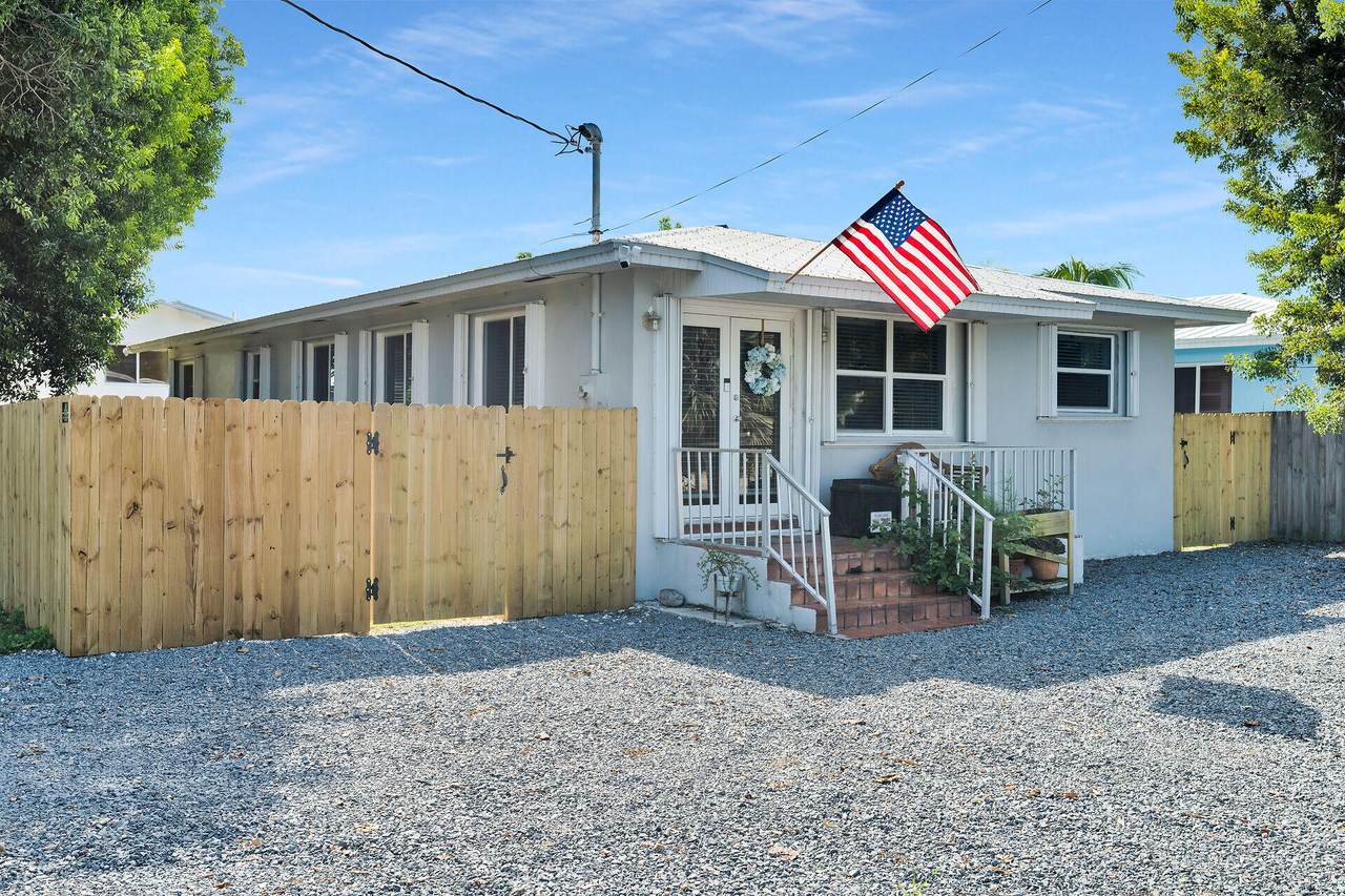 202 Hibiscus Street - Photo 1