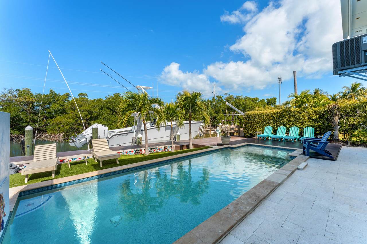 114 Sunset Drive - Photo 1