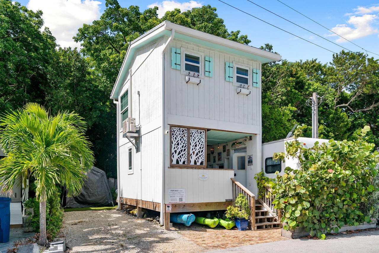 325 Calusa Street - Photo 1