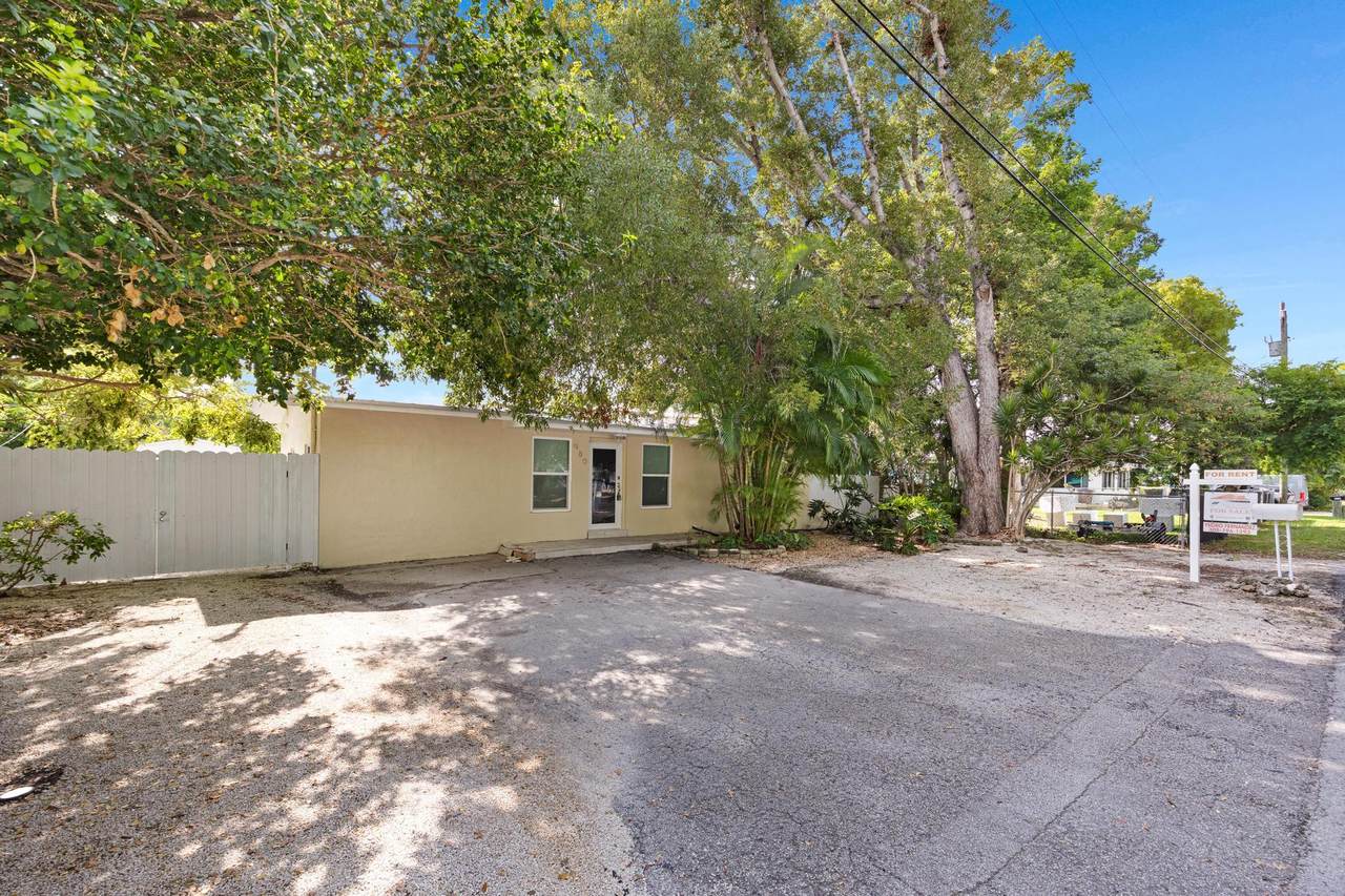 980 Oleander Road - Photo 1