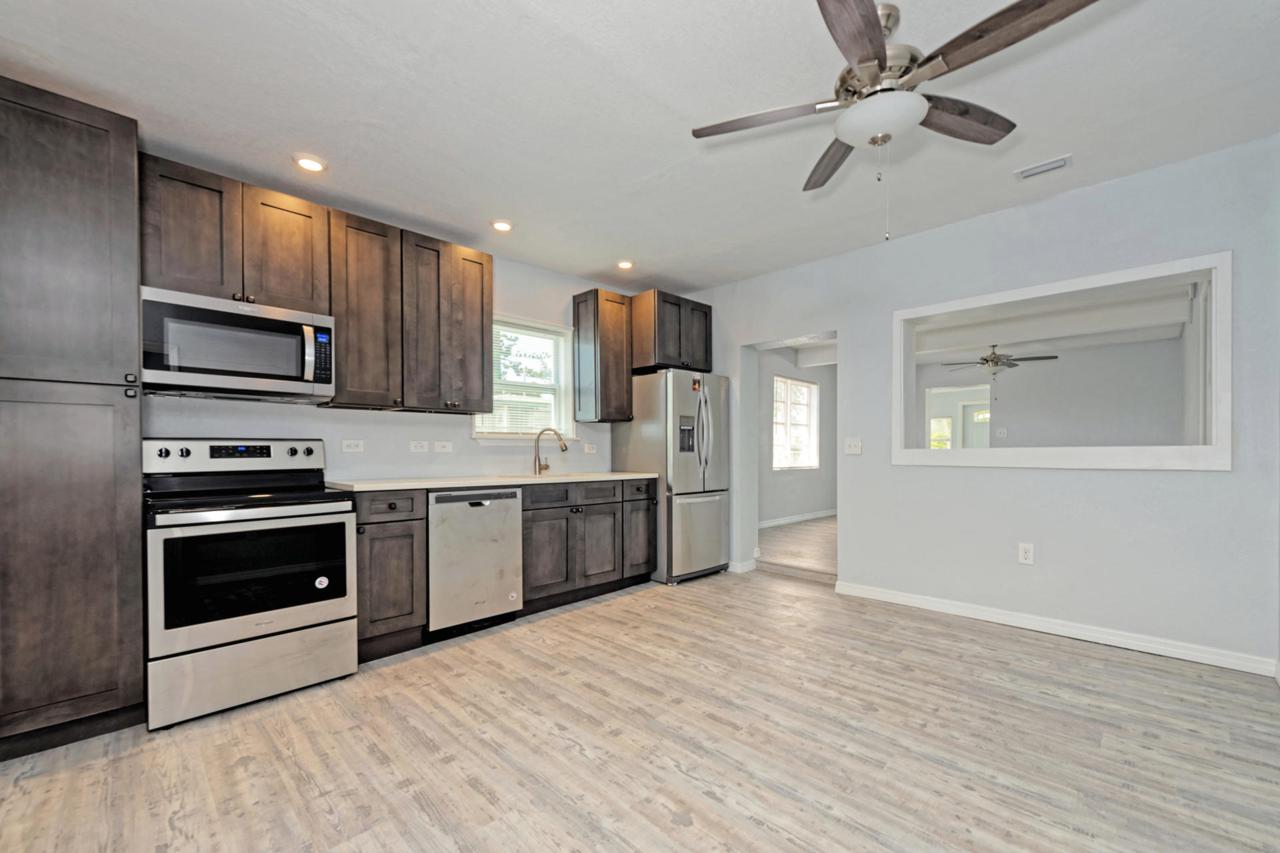 700 74Th - Photo 1