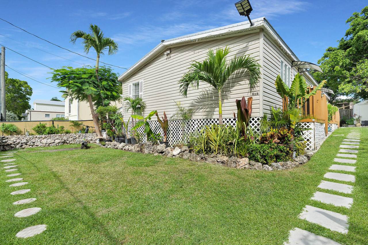915 Plantation Road - Photo 1