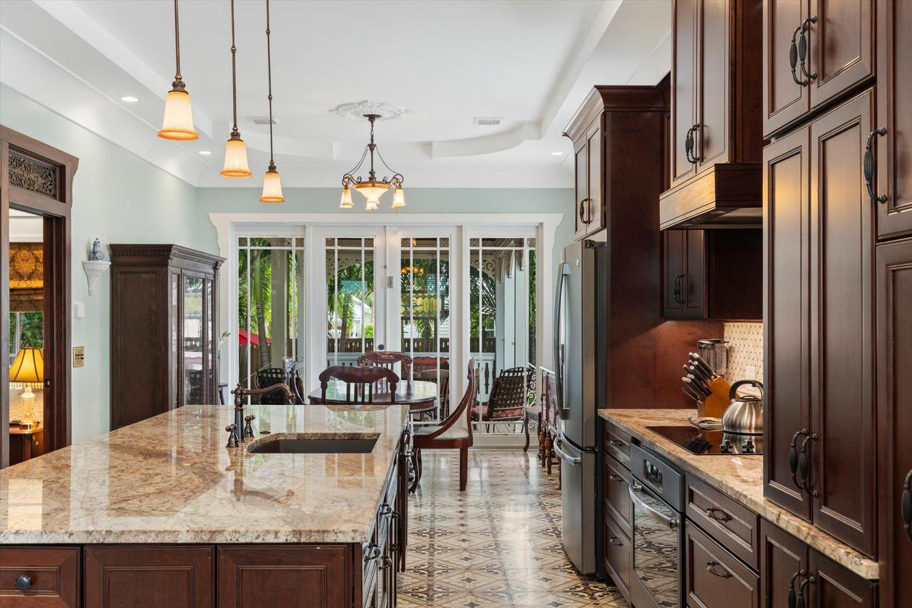 512 Amelia Street - Photo 1