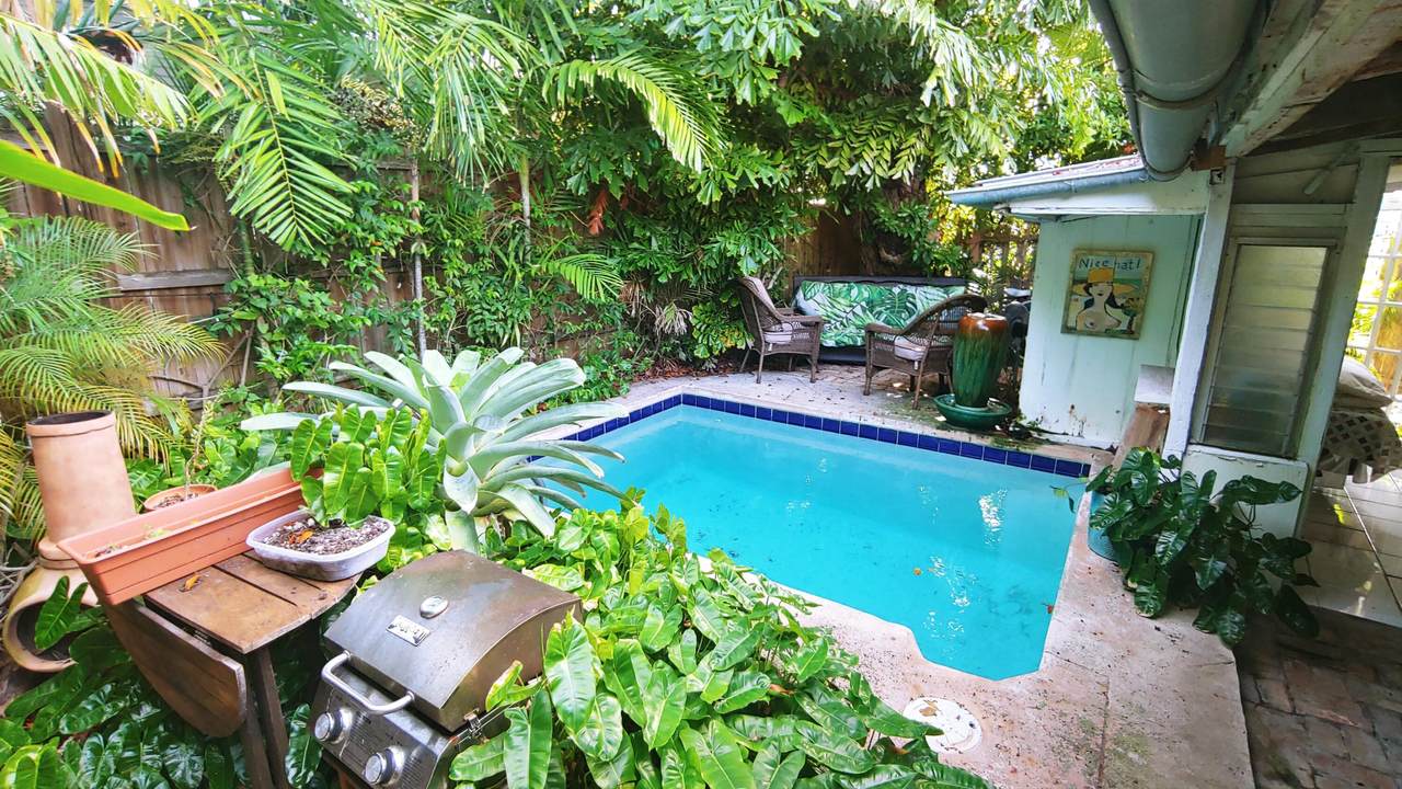 1015 Angela Street - Photo 1