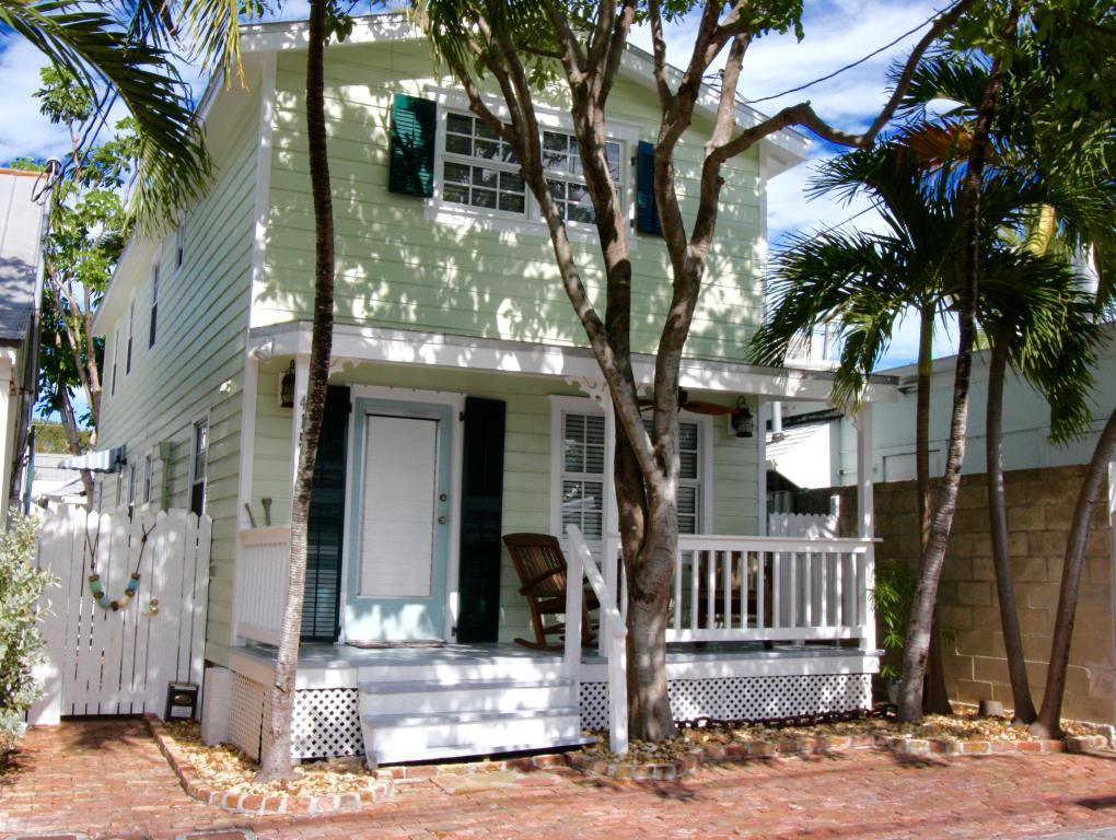 415 Julia Street - Photo 1