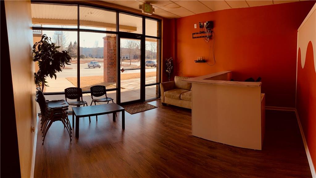 302 Satellite Boulevard - Photo 1