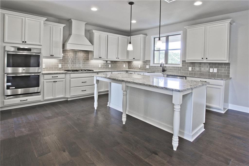 559 Thomas Drive - Photo 1