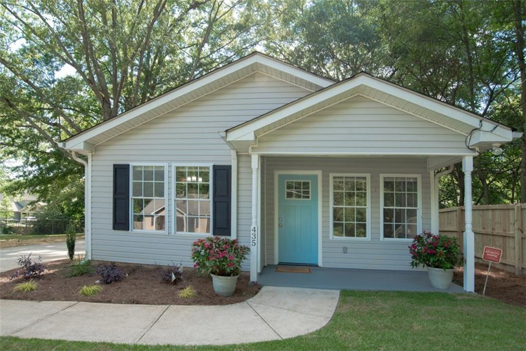 435 Cole Street - Photo 1