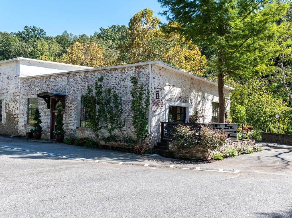 585 White Circle - Photo 1