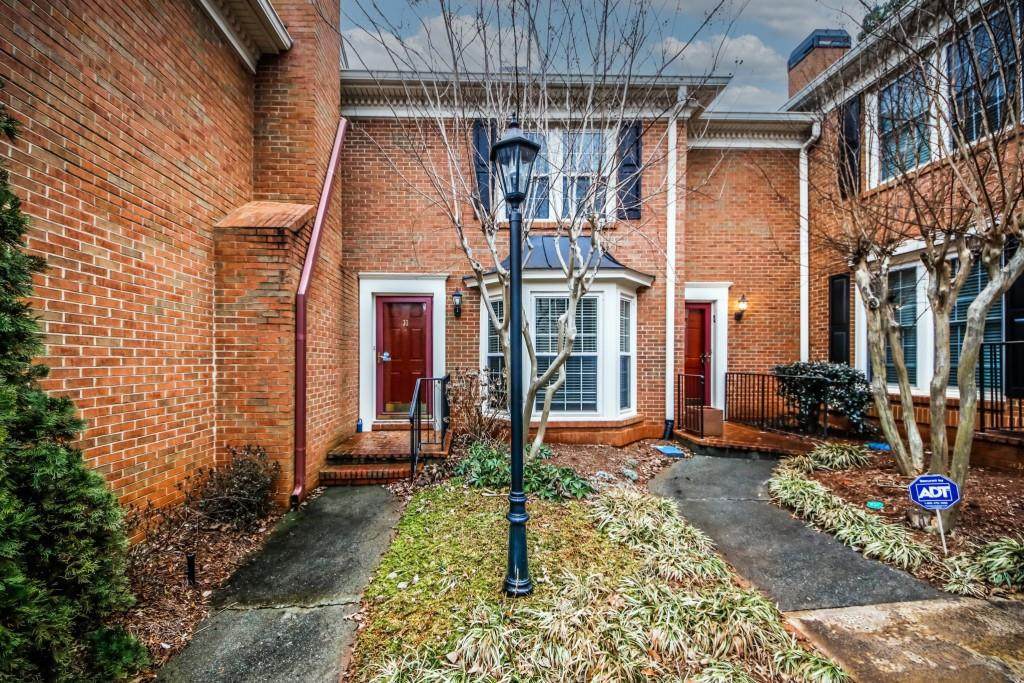 33 Mount Vernon Circle - Photo 1