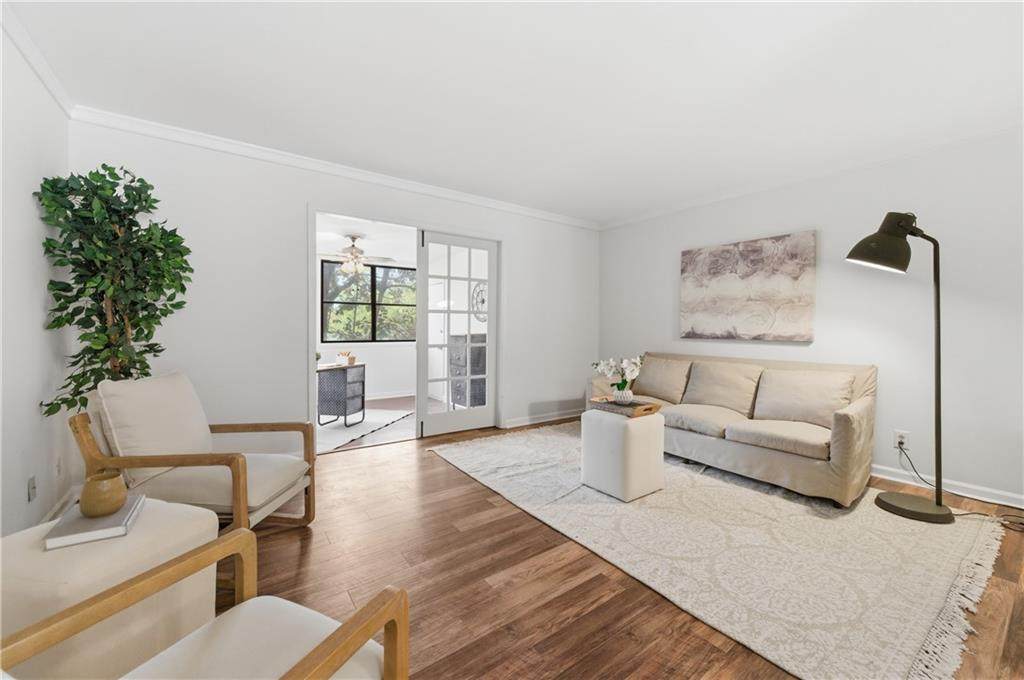 73 Montre Square - Photo 1