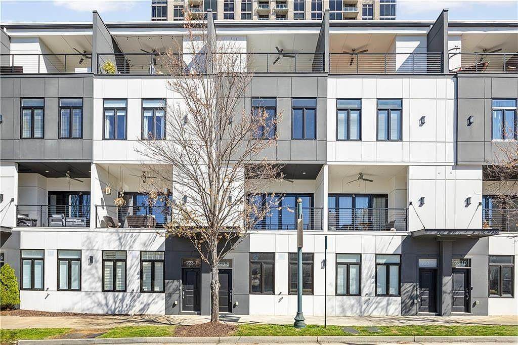 223 16th Street - Photo 1