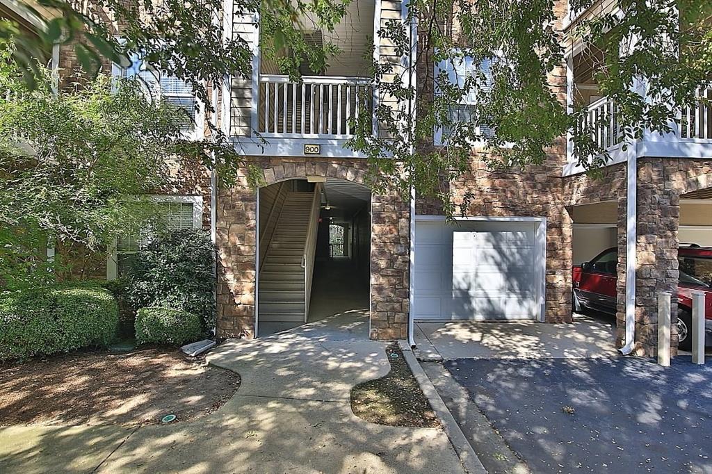 905 Sandringham Drive - Photo 1