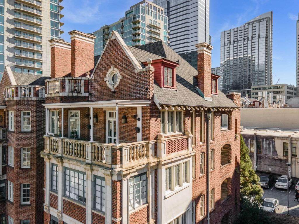81 Peachtree Place - Photo 1