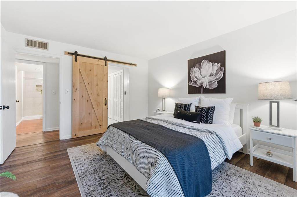 73 Montre Square - Photo 1