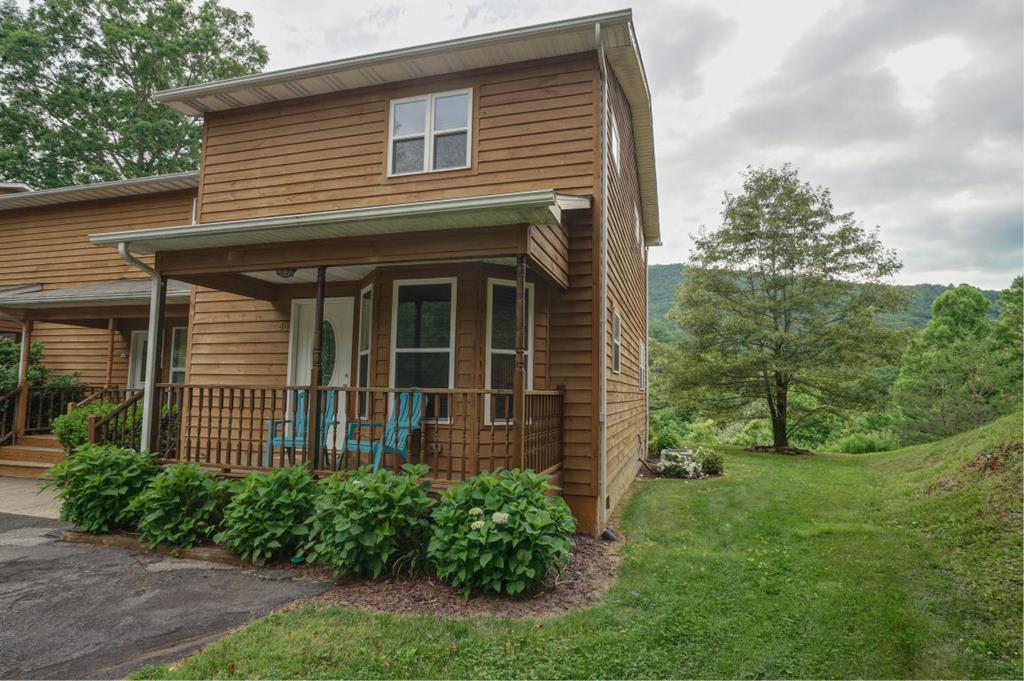 151 Country Club Drive, Unit #8 - Photo 1