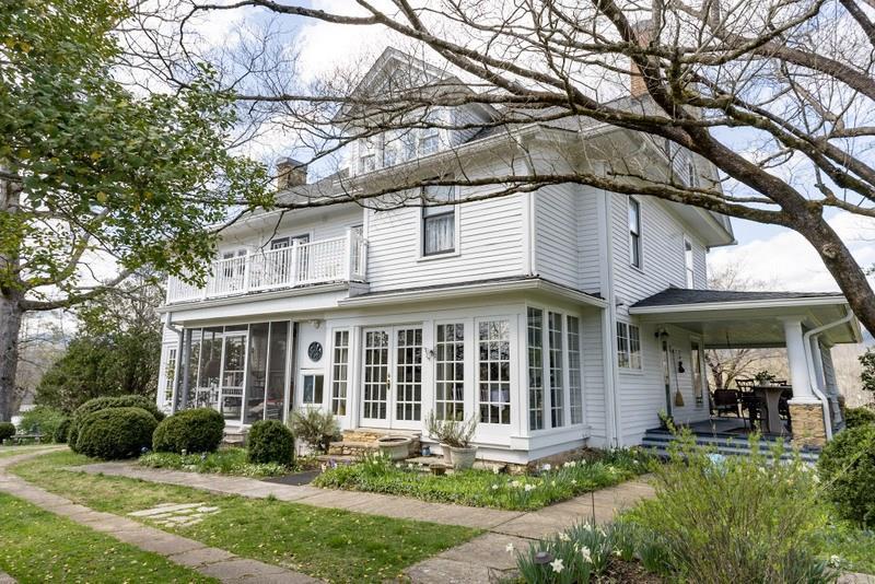 1194 Main - Photo 1