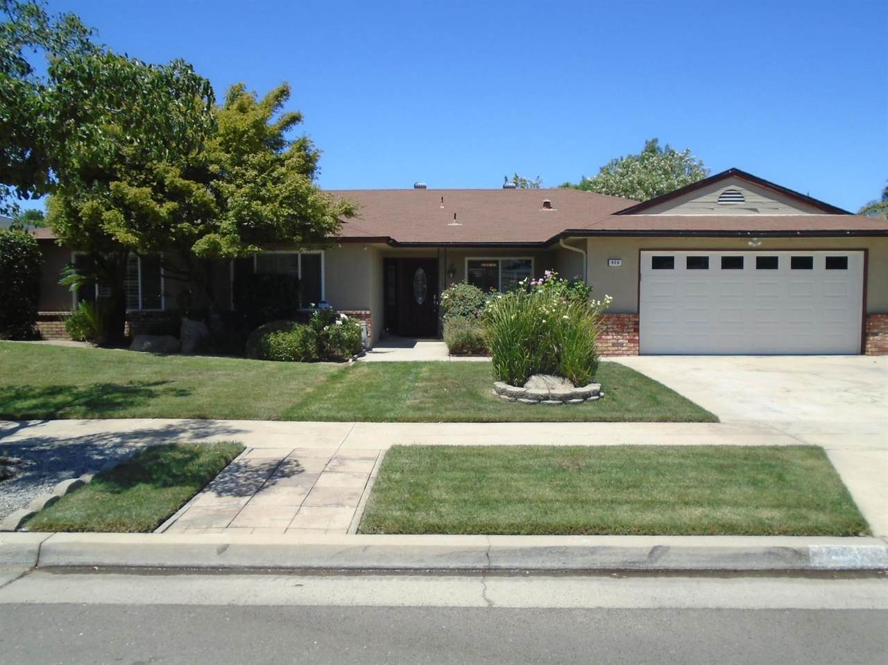 956 Minarets Avenue - Photo 1