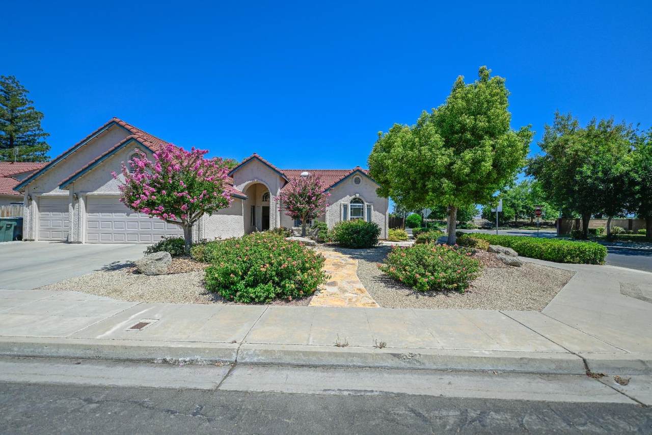 983 Oak Avenue - Photo 1