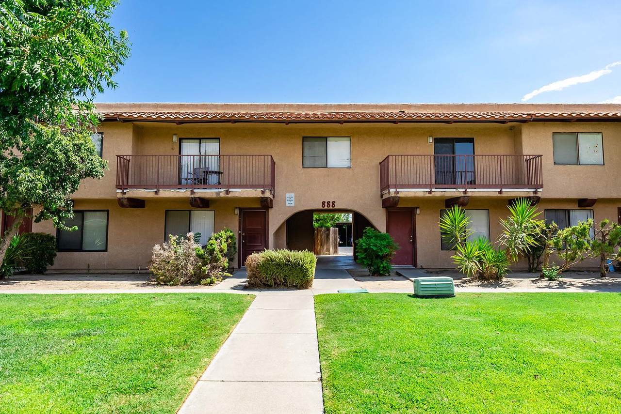 888 Greenfield Avenue - Photo 1